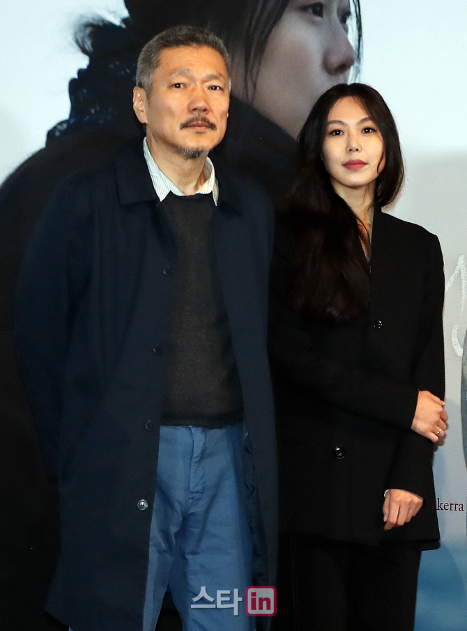 홍상수·김민희, '강변호텔' 시사회 불참…日 여행