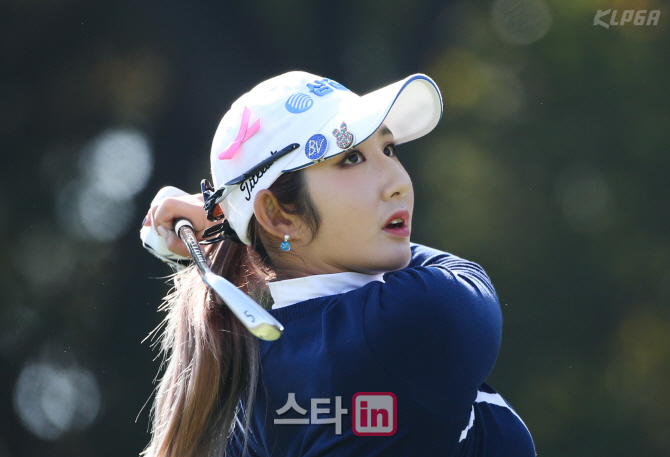 JLPGA 투어 사흘 연속 선두 배선우 "내일 무아지경으로 치겠다"