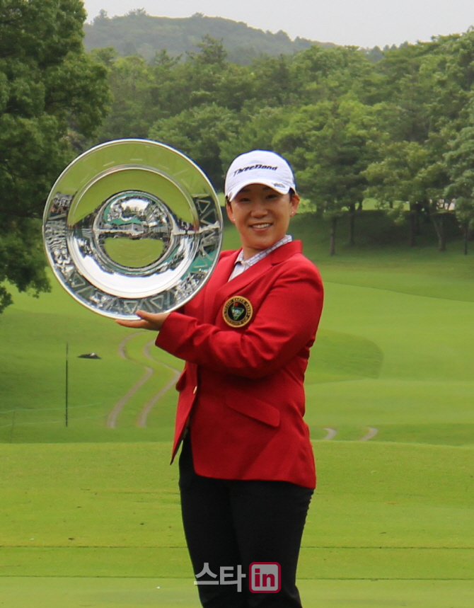 신지애, 시즌 3승..JLPGA 투어 통산 상금 9억엔 돌파