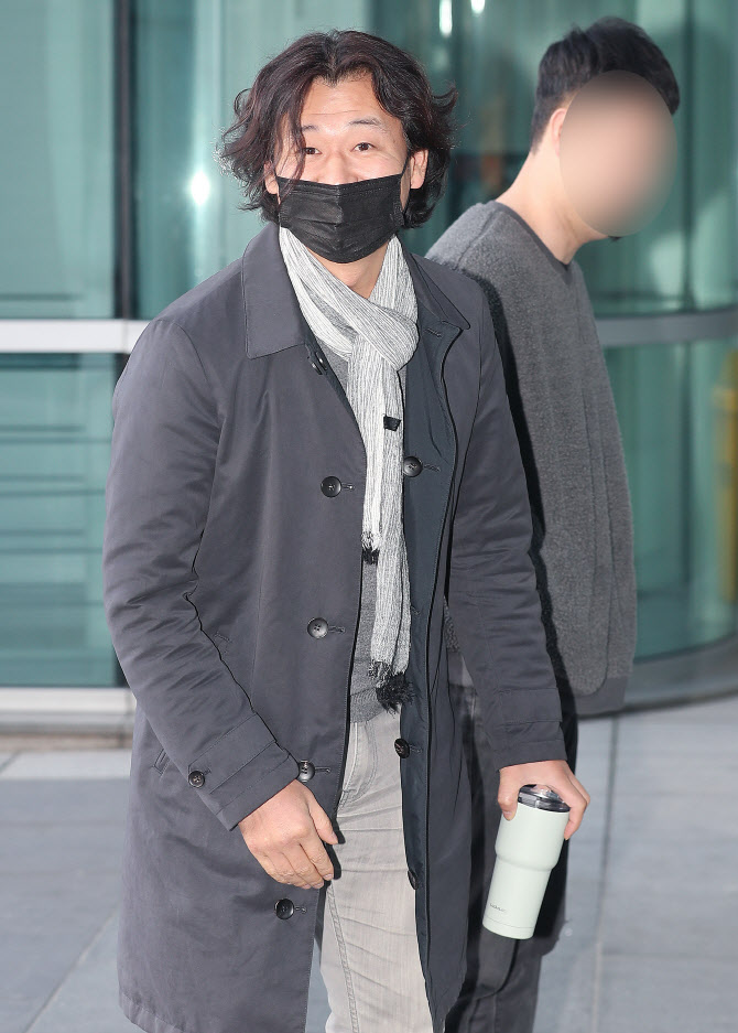 박혁권, 마스크에 텀블러까지                                                                                                                                                                             