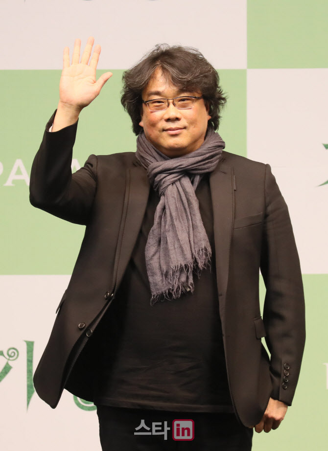 봉준호 감독, 오스카상 4관왕의 위엄                                                                                                                                                                