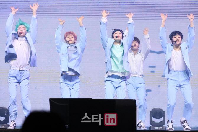 MCND, 두 손 들게 만드는 안무                                                                                                                                                                      