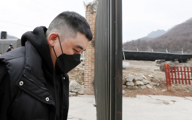 빅뱅 전 멤버 승리 육군 입대…취재진 질문에 묵묵부답 [종합]