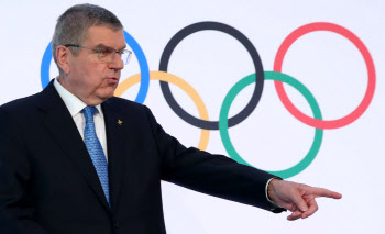 "선수 안전은 무시" 무책임한 IOC·일본에 전세계 비판 세례