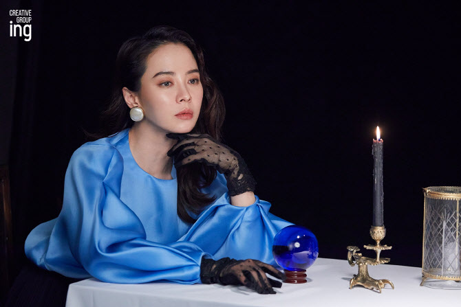 송지효, 화보 비하인드컷 공개…'시선 강탈' 외모                                                                                                                                                