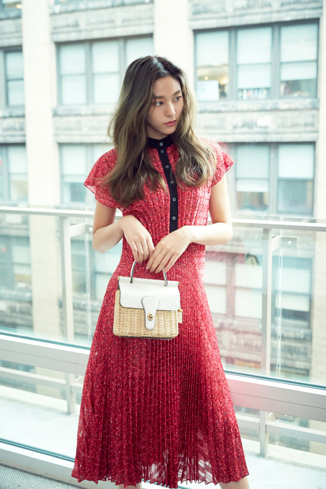 설현, 사랑스러운 화보                                                                                                                                                                             