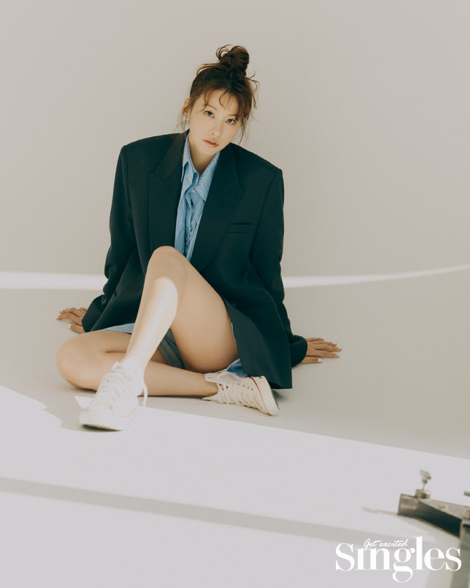 유인영, ‘90년대 매니시룩’ 완벽 소화                                                                                                                                                                   