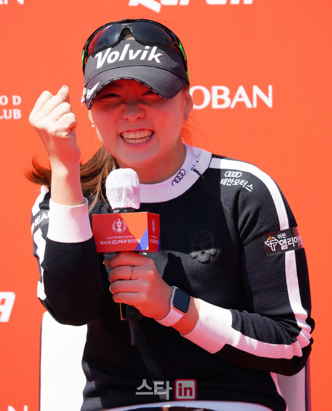 조아연 '막내의 귀여운 화이팅'                                                                                                                                                           