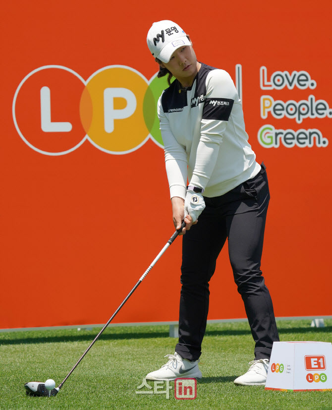 조정민 '방향을 살피고'                                                                                                                                                                  