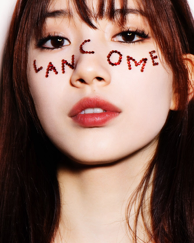  수지, 뷰티북 공개 '독특한 콘셉트'                                                                                                                                                      