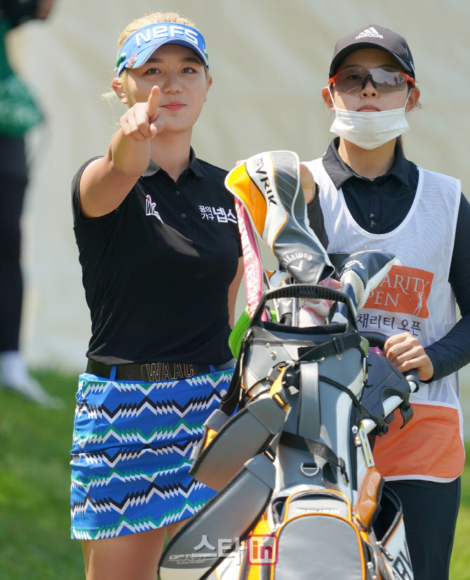 홍예은 '저기서 촬영 중이에요'                                                                                                                                                           
