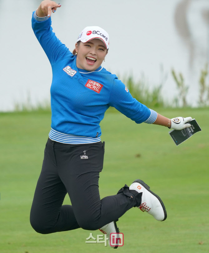 장하나 '점프와 함께 브이'                                                                                                                                                               