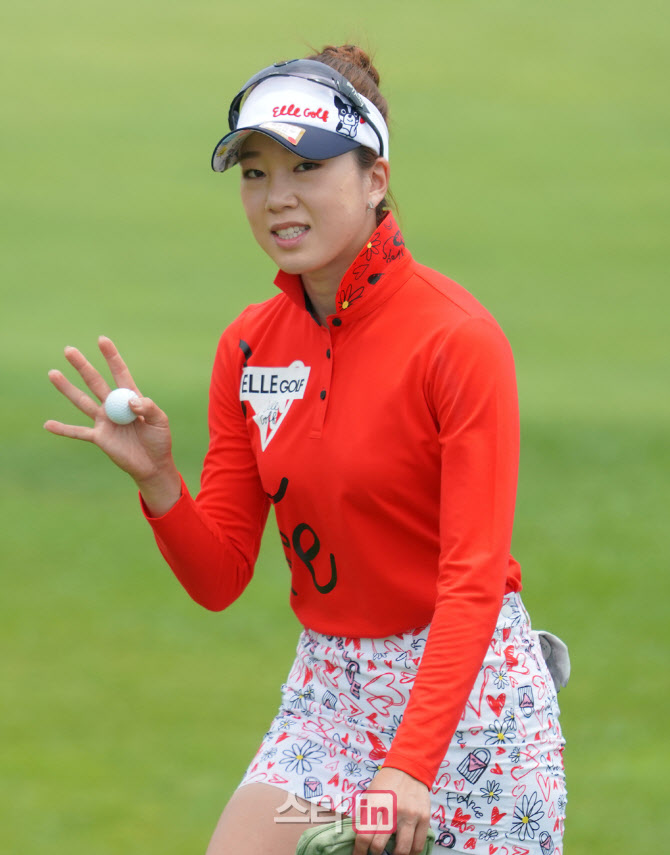 황율린 '기분좋은 버디 인사'                                                                                                                                                             