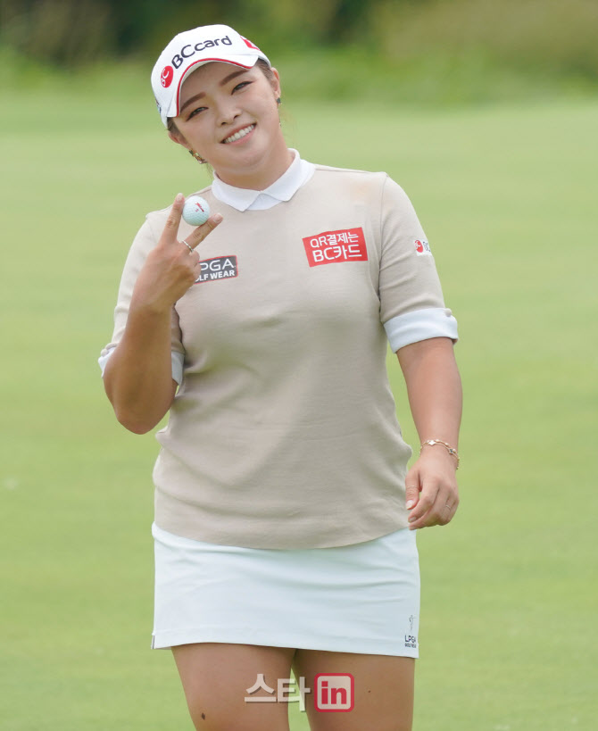 장하나 '후반전은 승리의 브이'                                                                                                                                                           