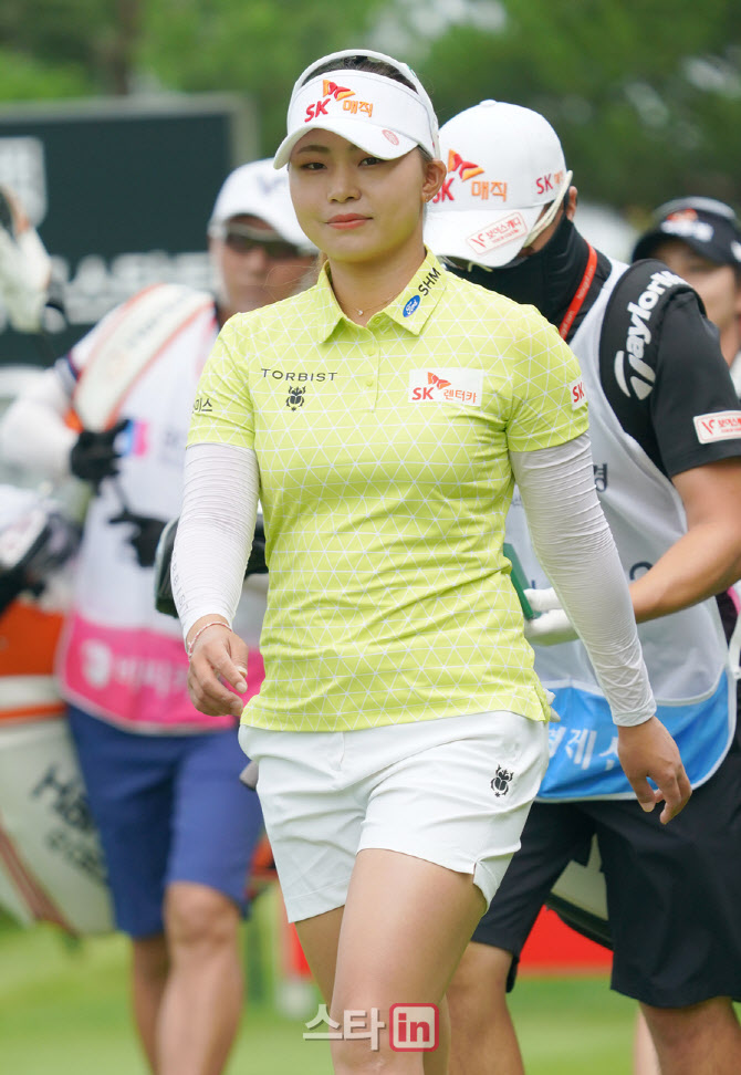 김지영 '긴장없는 미소로 이동해요'                                                                                                                                                       