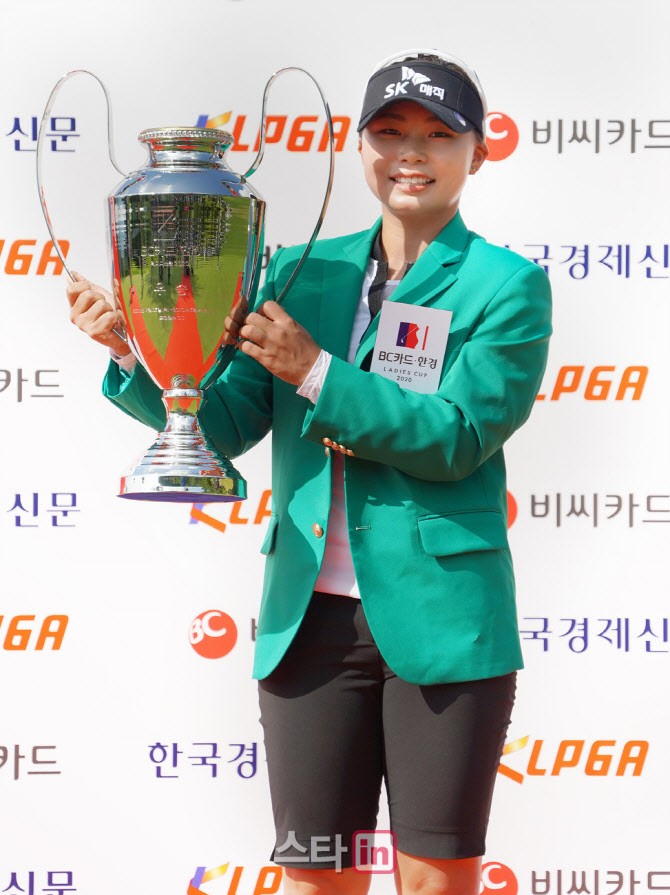 김지영 '3년만에 들어올린 우승 트로피'                                                                                                                                                   