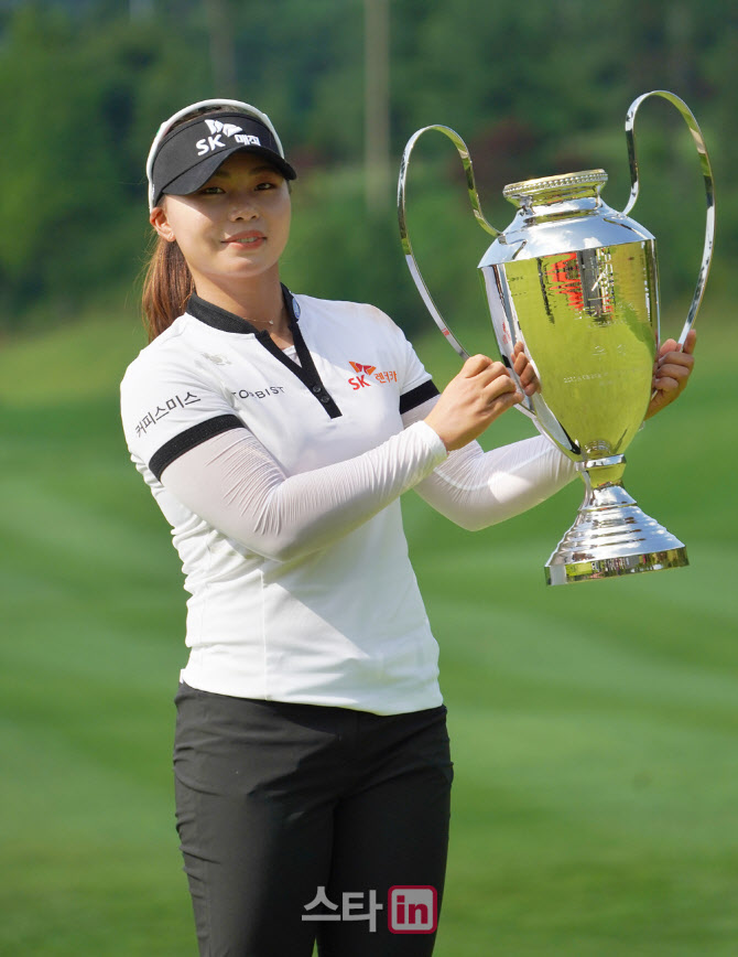 김지영 '통산 2승 너부 행복해'                                                                                                                                                           