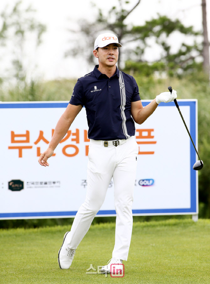  홍순상 '잘 못 맞았나'                                                                                                                                                                  