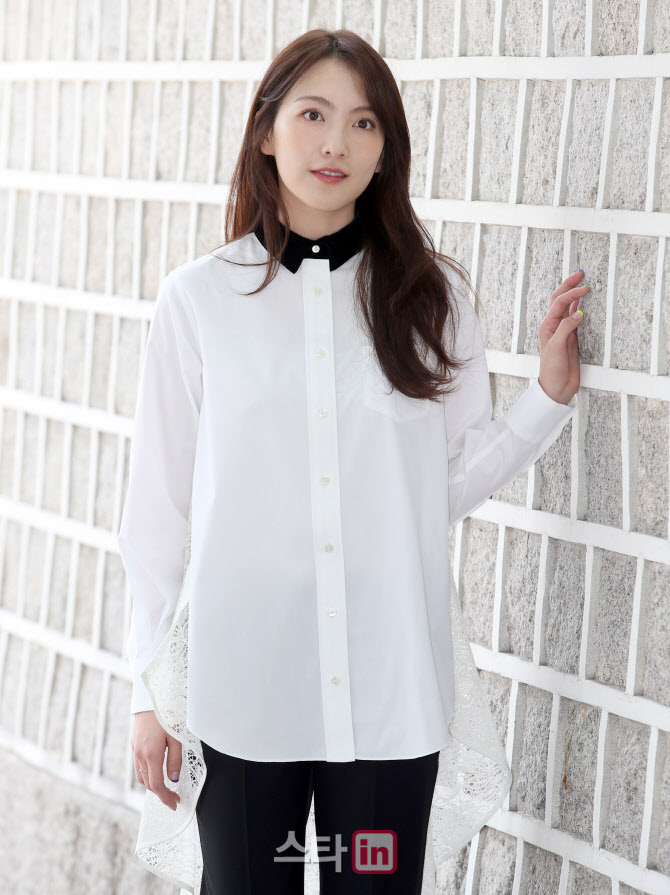 포즈 취하는 배우 강지영                                                                                                                                                                           