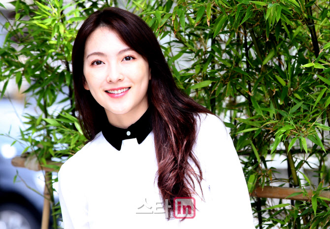 강지영, 설레는 미소                                                                                                                                                                               
