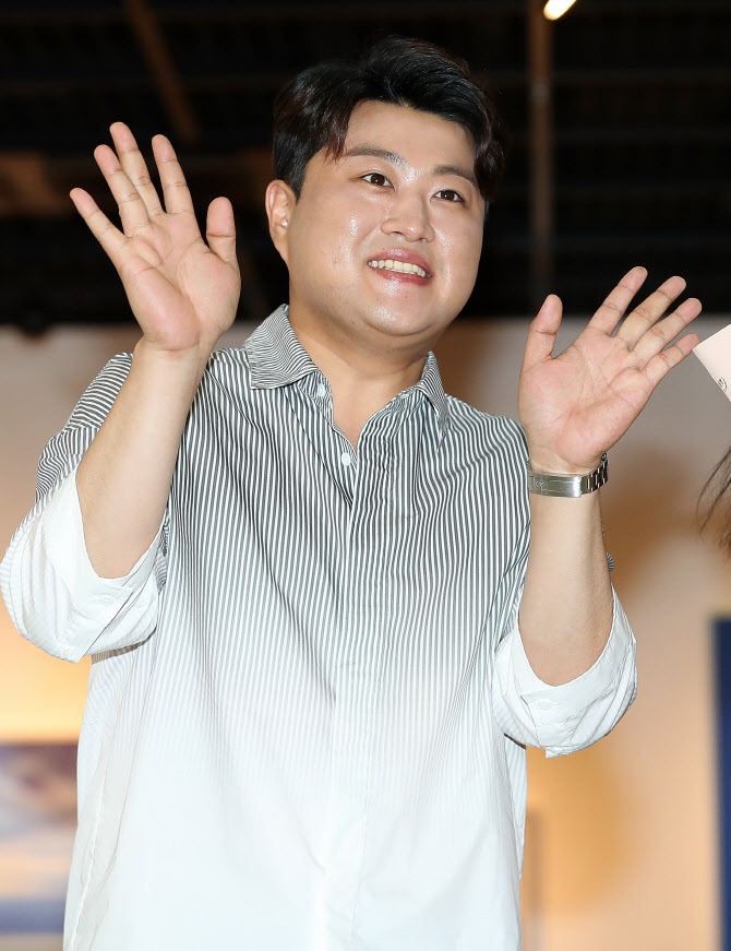 '트바로티' 김호중 '달콤한 손인사'                                                                                                                                                   