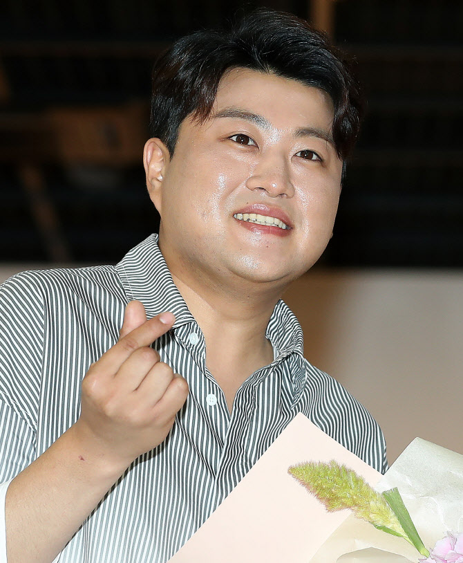 김호중 '달콤한 손하트'                                                                                                                                                                        