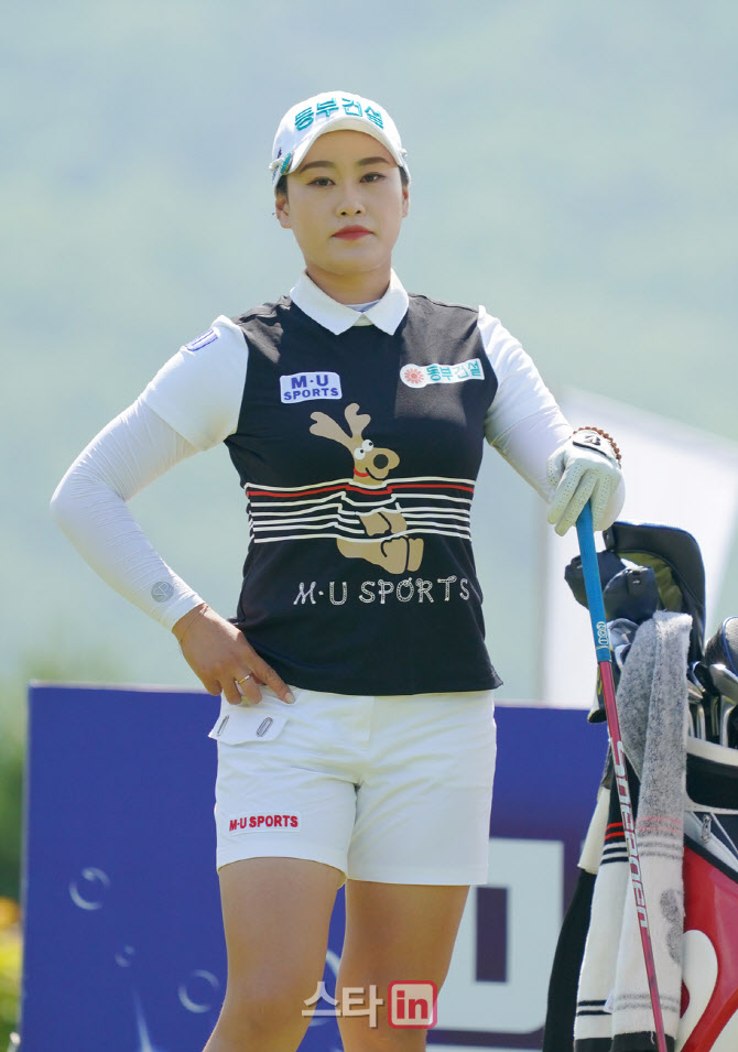 지한솔 '카메라와 시선 교환'                                                                                                                                                             