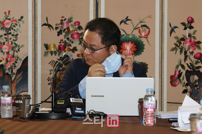 마스크 벗는 안영주 스포츠공정위원장                                                                                                                                                               
