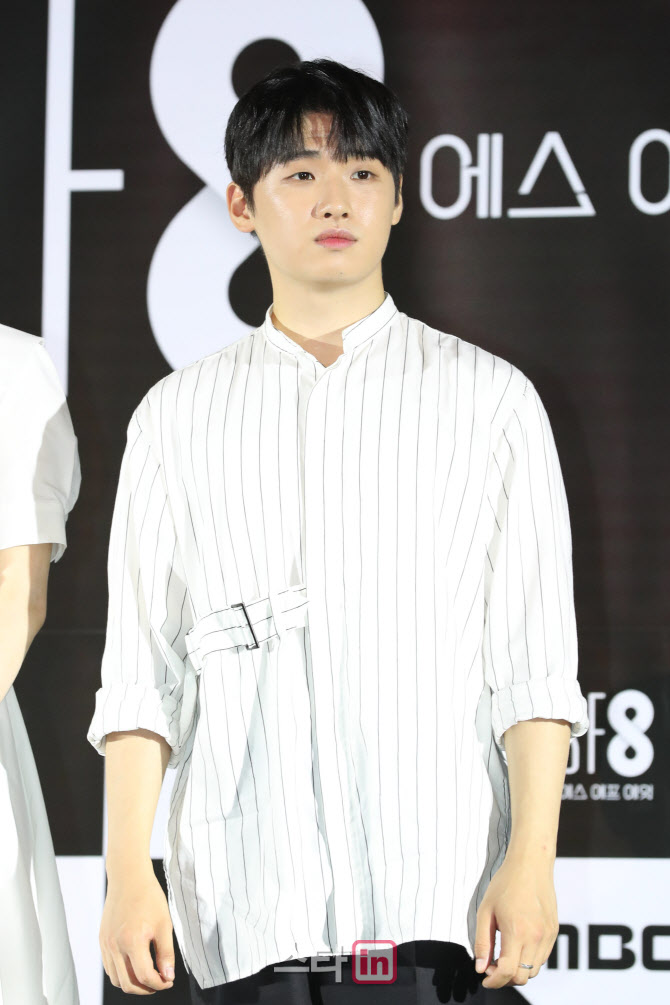 포즈 취하는 이다윗                                                                                                                                                                                