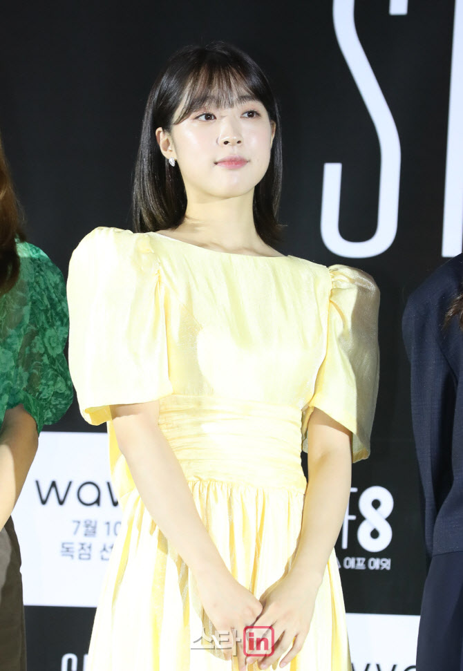 최성은, 눈에 띄는 노란색 원피스                                                                                                                                                                   