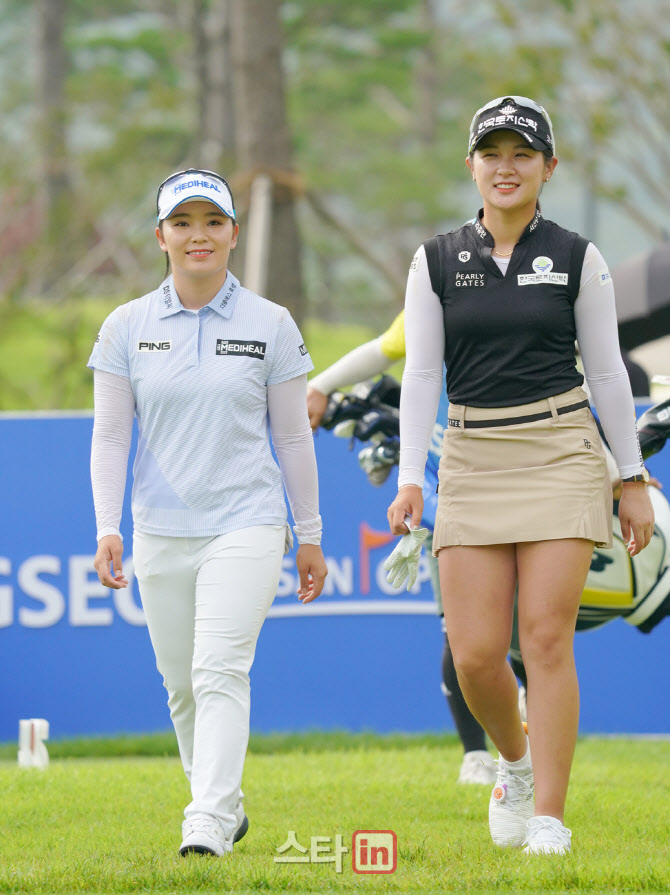 박현경,이다연 '밝은날 밝은 미소'                                                                                                                                                        