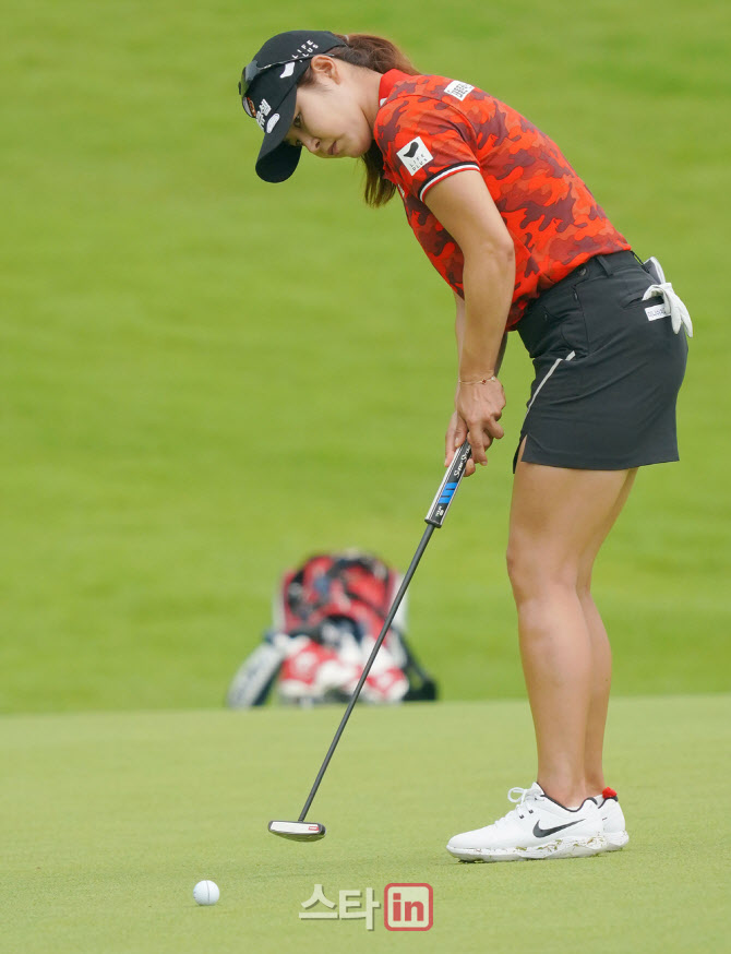 김지현 '홀컵으로 떨어져라'                                                                                                                                                              