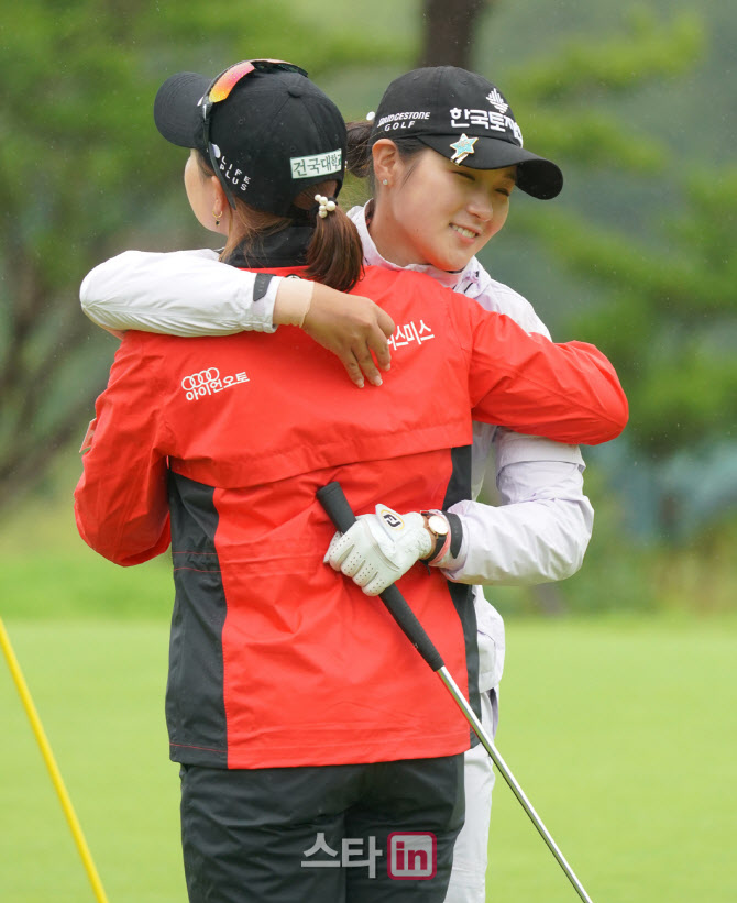 박현경,임희정 '친구야 좋은 승부였다'                                                                                                                                                    