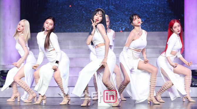 칼군무 선보이는 여자친구                                                                                                                                                                          