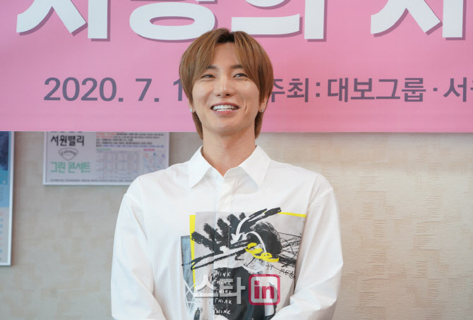 슈퍼주니어 이특 '행복한 자선행사입니다'                                                                                                                                                 