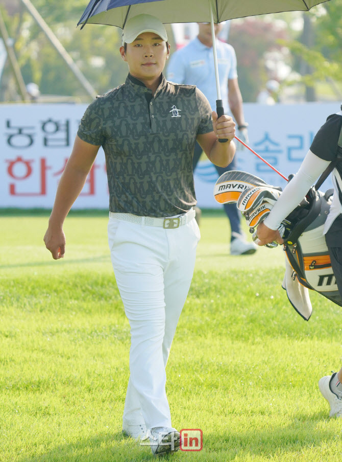 서요섭 '당당한 발걸음'                                                                                                                                                                  