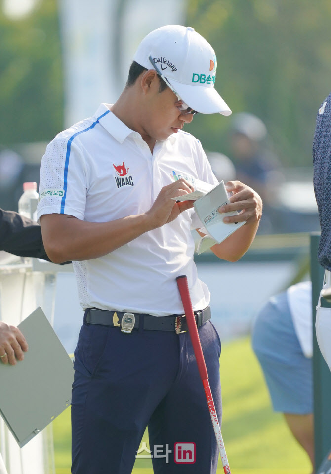 문도엽 '꼼꼼히 살펴야지'                                                                                                                                                                