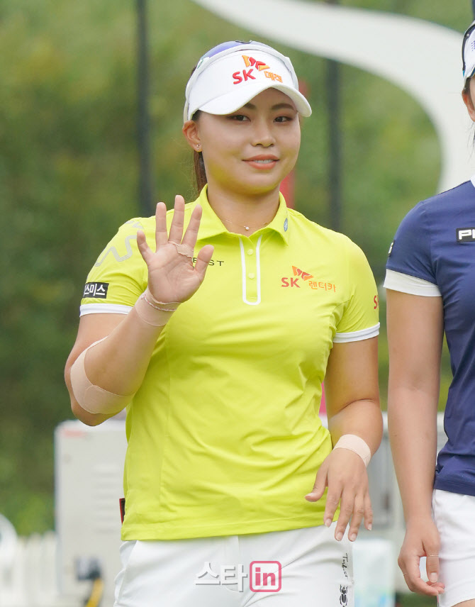 김지영 '여유로운 미소로 인사해요'                                                                                                                                                       