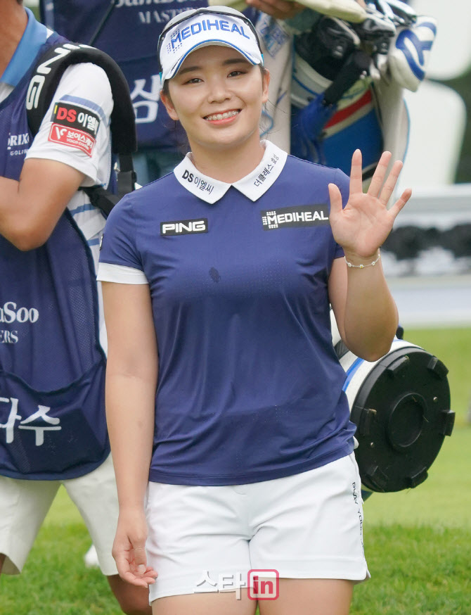 이다연  '차분한 미소와 손인사''                                                                                                                                                    