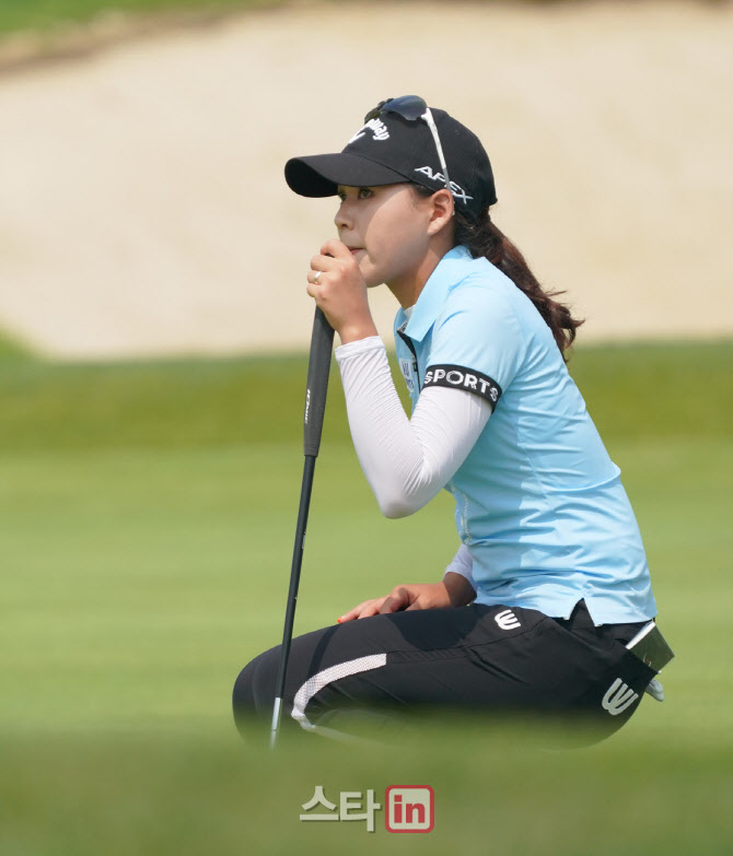 이제영 '옆에서도 확인한다'                                                                                                                                                              