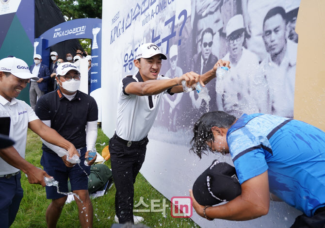 김성현 '우승자의 축하 물세레'                                                                                                                                                           