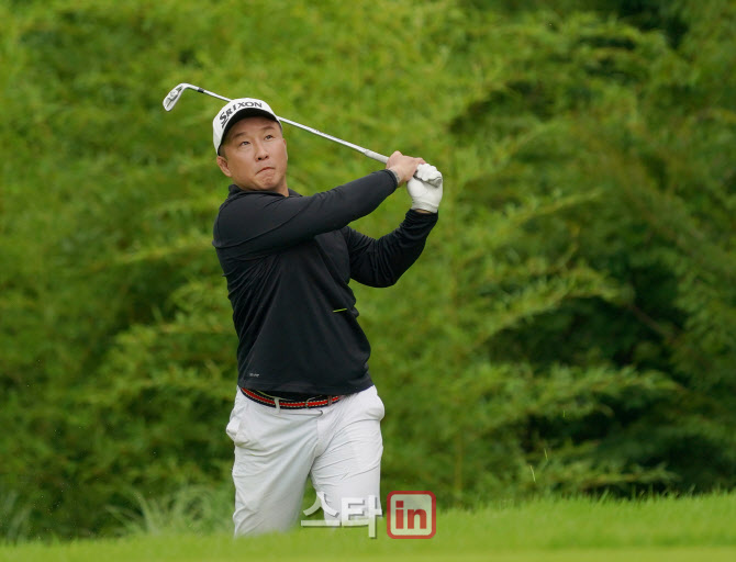 박모건 '페어웨이 중앙에 떨어져라'                                                                                                                                                       