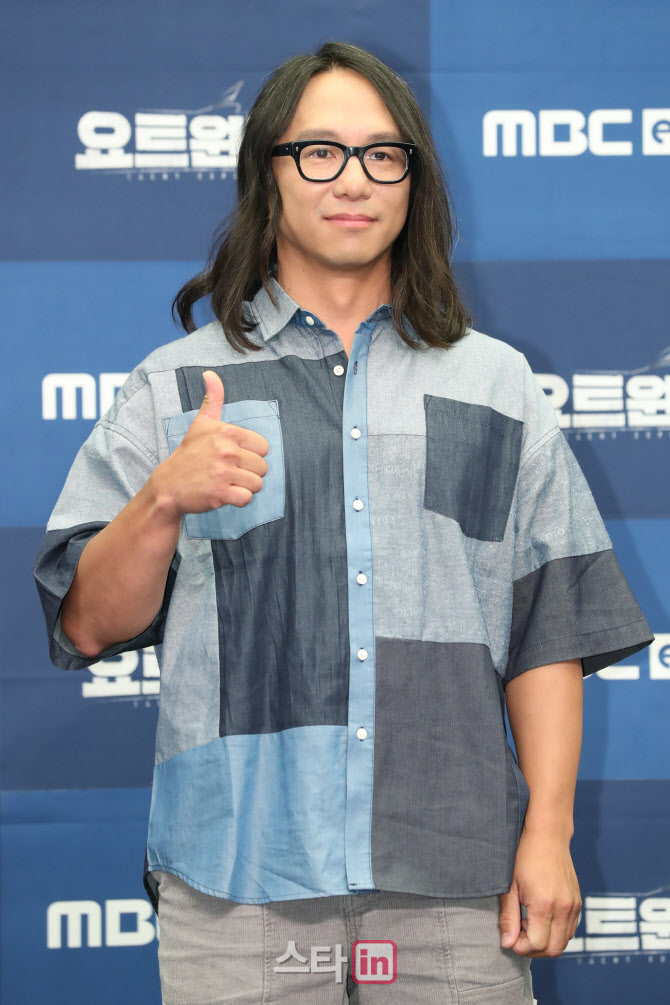 포즈 취하는 미디어 아트 작가 송호준                                                                                                                                                               