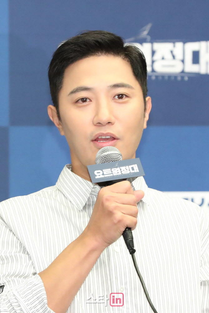 질문에 답하는 배우 진구                                                                                                                                                                           