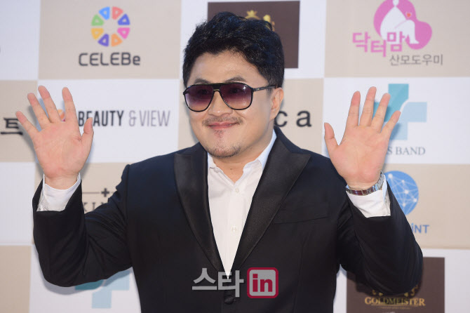 포즈 취하는 데프콘                                                                                                                                                                                