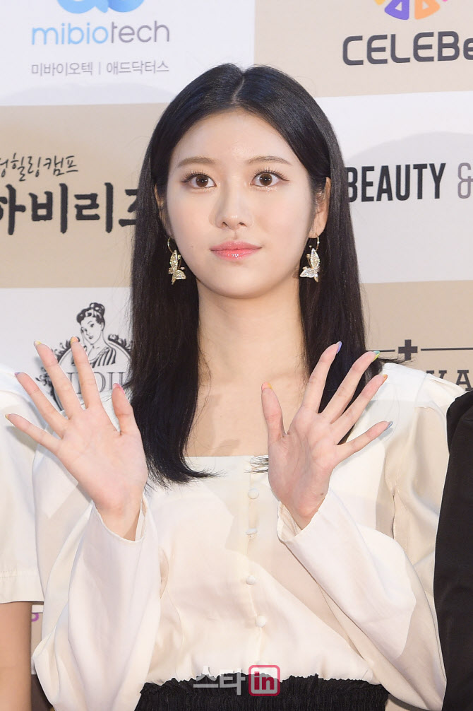 포즈 취하는 모모랜드 제인                                                                                                                                                                         
