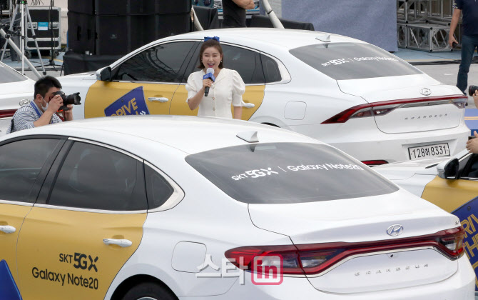 송가인, '차 사이에서'                                                                                                                                                                   