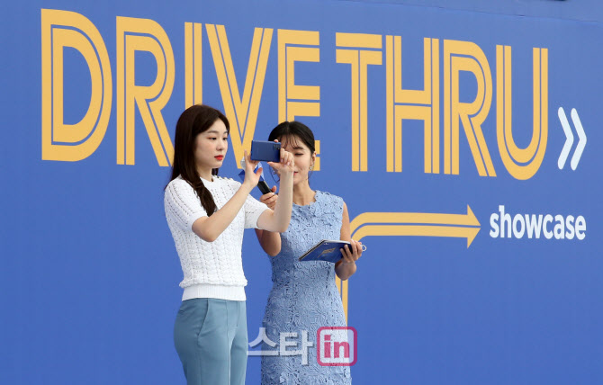갤럭시 노트20으로 촬영하는 김연아                                                                                                                                                                 