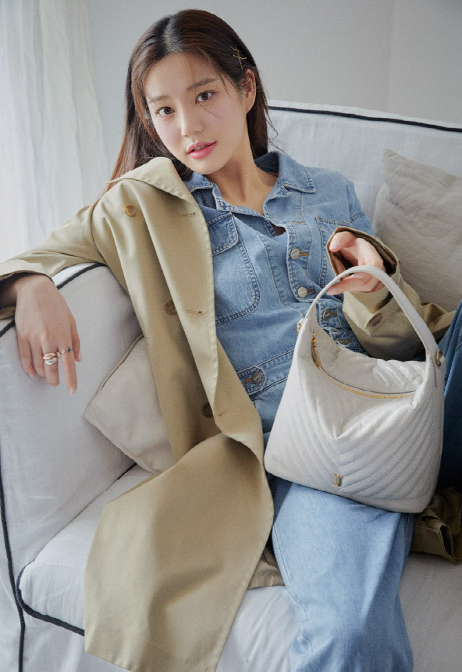 이유비, 인형같은 아우라                                                                                                                                                                           