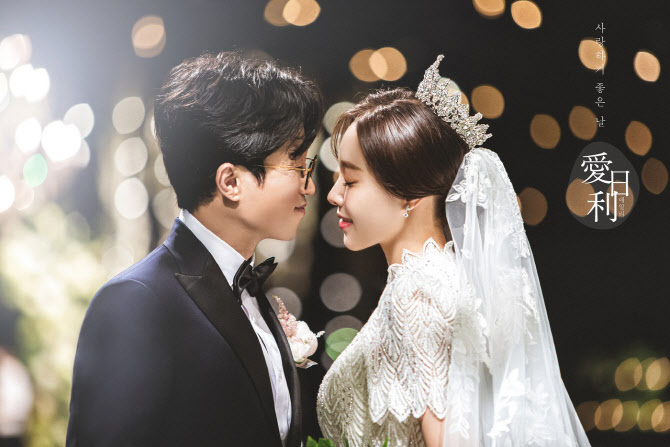 박성광♡이솔이 본식 화보 공개…눈에서 ‘꿀 뚝뚝’                                                                                                                                                       